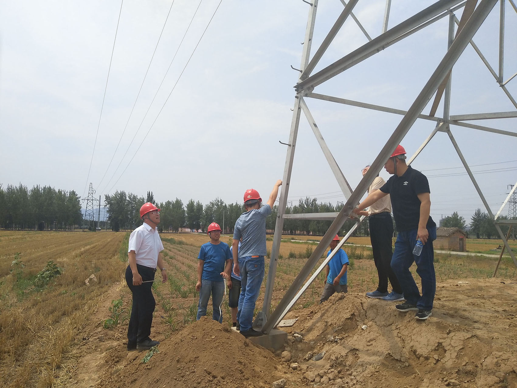 供电公司领导莅临曲沃里村35kV线路工程进行实地指导 
