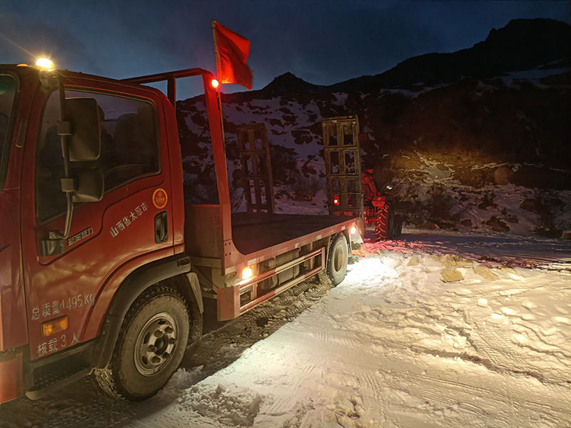 保障电力安全，奋战冰雪一线 