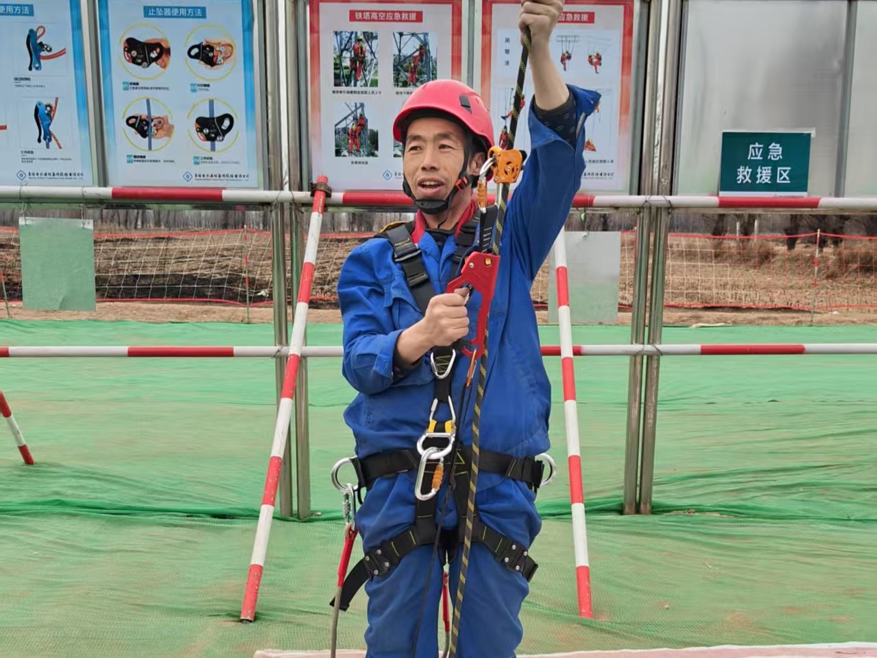 豪佳项目部开展高空应急救援专项培训 
